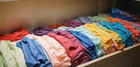 Como organizar o guarda-roupa de forma prática e eficiente