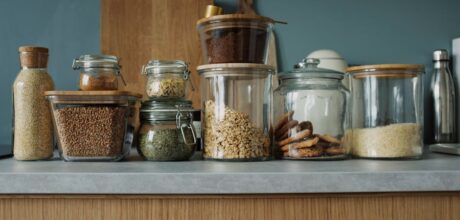 Como organizar a despensa com pouco espaço: dicas práticas